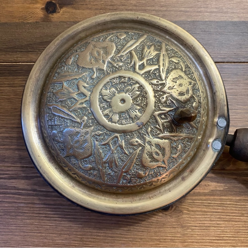 Vintage brass crumb catcher pan with thumb lib and wood handle - Picture 3 of 6